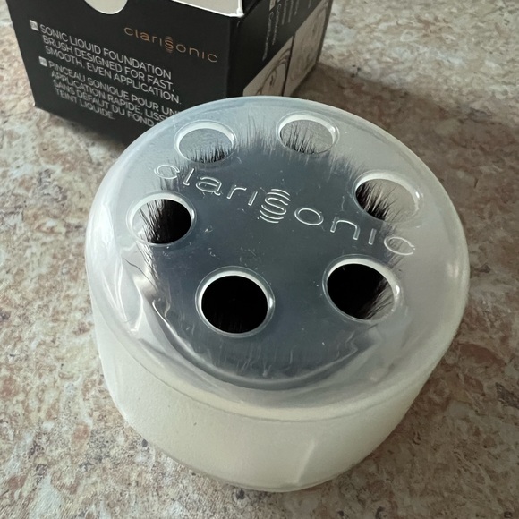 Clarisonic Foundation Brush - Picture 3 of 3